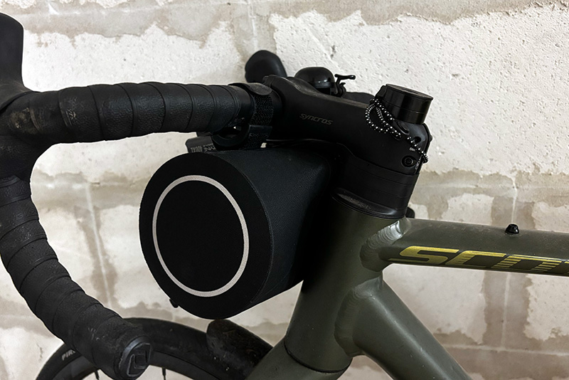 Découvrez la sacoche de cintre Z Adventure F2 : l’accessoire idéal pour le gravel et le vélo-taff