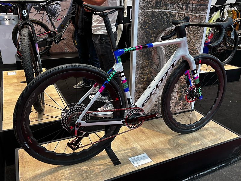 Le Scott Addict Gravel : Polyvalence et Performance sur Tous les Terrains